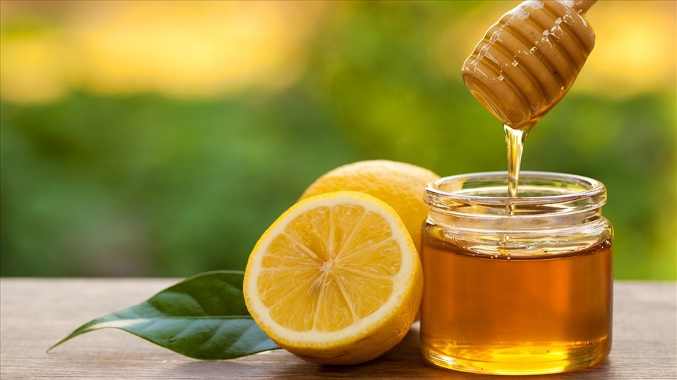 Chanh kết hợp với mật ong là một bài thuốc trị sẹo do té xe hiệu quả