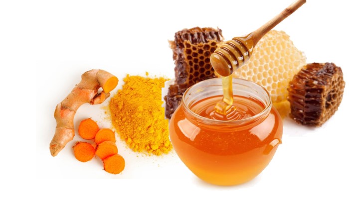 Mật ong kết hợp với bột nghệ giúp chữa thâm nách