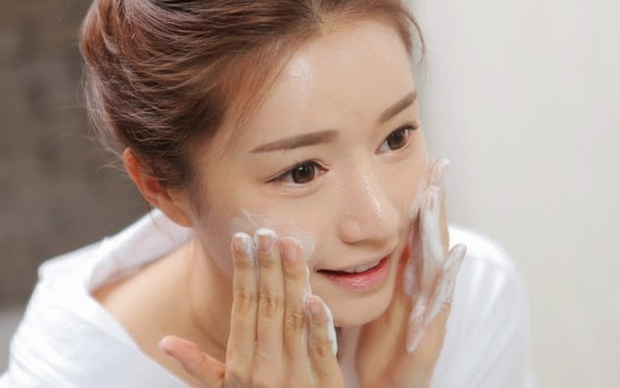  Vệ sinh da mặt sạch sẽ để phòng ngừa mụn