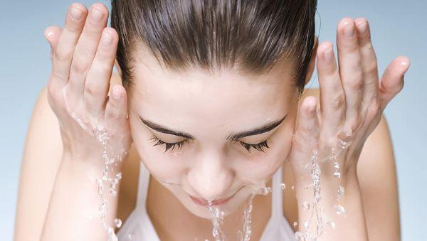 Rửa mặt giúp loại bỏ bụi bẩn sau ngày dài
