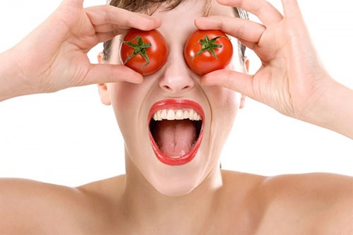Cà chua trị thâm mắt hiệu quả