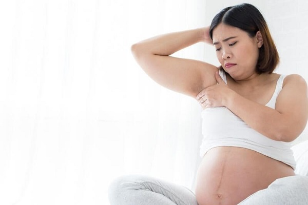 Khi mang thai, cơ thể phụ nữ tăng tiết mồ hôi hơn