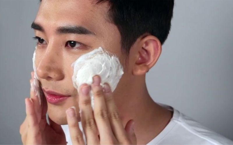 Phái nam thường không chú trọng vệ sinh da mặt nên rất dễ bị phát sinh mụn