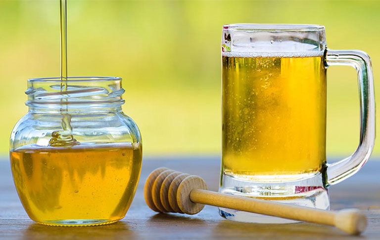 Trị mụn bằng bia và mật ong hiện đang là phương pháp được nhiều chị em ưa chuộng