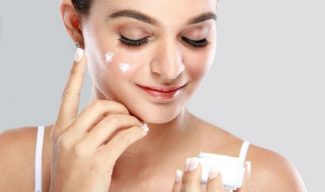 Sử dụng kem dưỡng ẩm hỗ trợ giảm mụn cám và tái tạo da