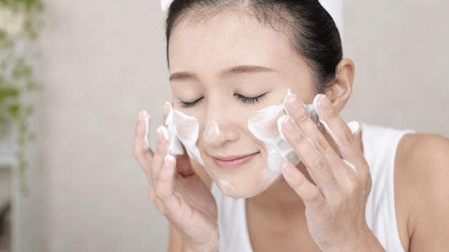 Chú ý vệ sinh da mặt sạch sẽ trước khi nặn mụn