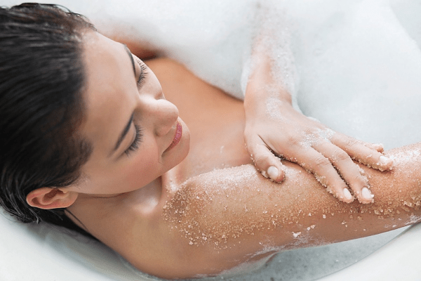 Tắm muối giúp trị mụn toàn thân hiệu quả